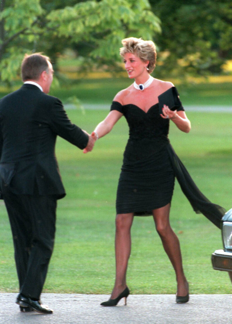 The Crown 5: i look di Elizabeth Debicki ispirati a Lady Diana