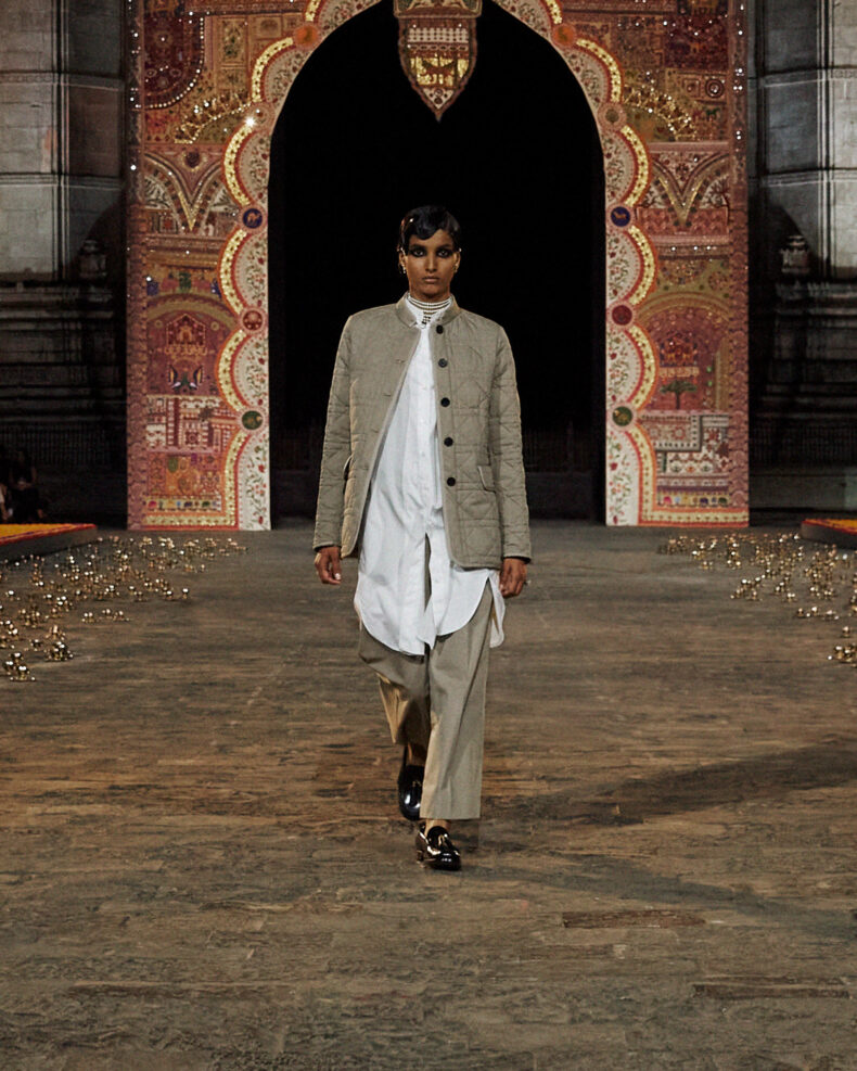 La collezione Pre-Fall 2023 di Dior sfila in India, a Mumbai