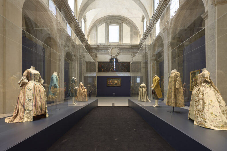 Tra sogni e rivoluzioni, a Forlì una nuova mostra dedicata all’arte della moda