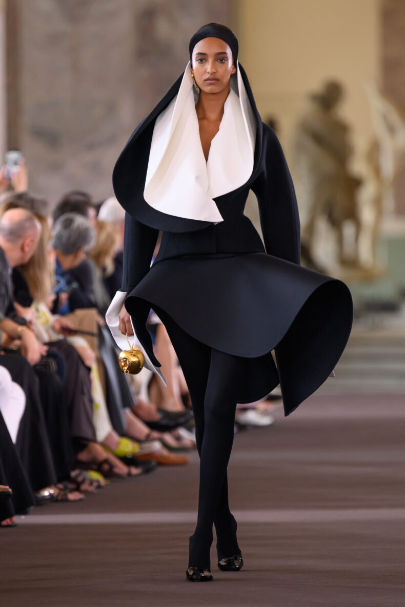 Paris Haute Couture: il nuovo surrealismo di Daniel Roseberry per Schiaparelli per l?Autunno/Inverno